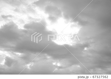 雲間の光芒 モノクロ 低気圧の雲間 モノクロ 梅雨空の光芒の写真素材