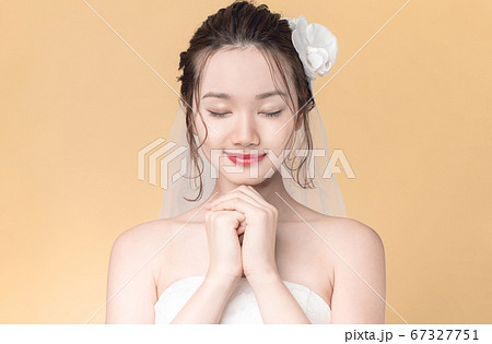 ウェディングドレスを着た女性 ウェディングドレスを着た女性 67327751