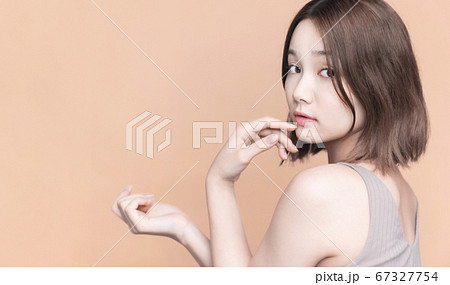 女性の美容イメージ  スキンケア　コスメ　美白　美顔 67327754