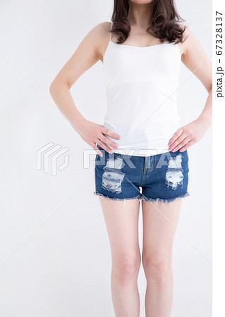 ショートパンツをはいた女性 67328137