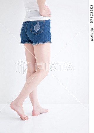 ショートパンツをはいた女性 67328138