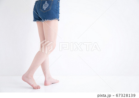 ショートパンツをはいた女性 67328139