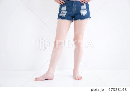 ショートパンツをはいた女性 67328148