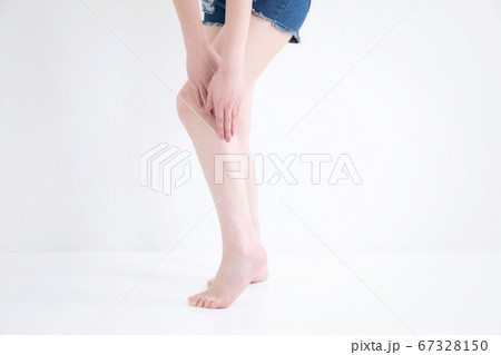 ショートパンツをはいた女性 67328150