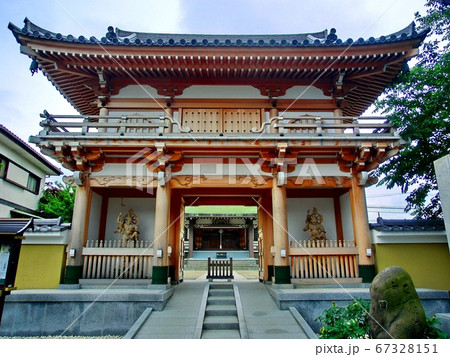 横浜市神奈川区の能満寺の山門 67328151