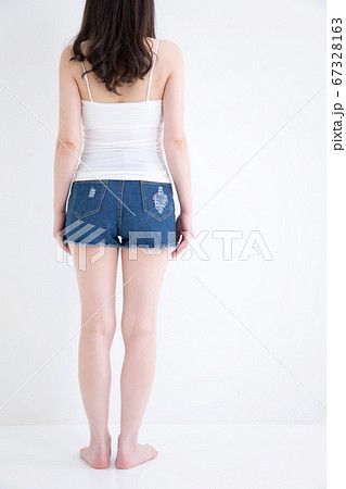 ショートパンツをはいた女性 67328163
