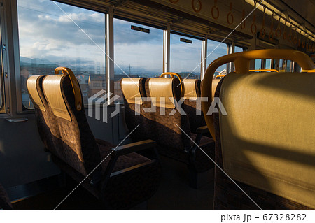乗客のいない朝の電車内の風景 乗客のいない朝の電車内の風景 67328282