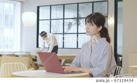 シェアオフィスで働く人々 シェアオフィスで働く人々 67328434
