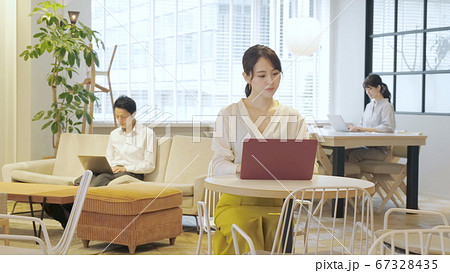 シェアオフィスで働く人々 シェアオフィスで働く人々 67328435