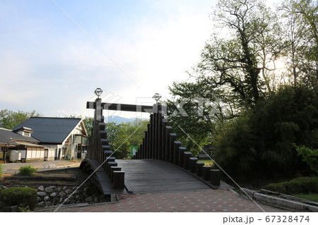 安曇野の公園の木で作られた橋 安曇野の公園の木で作られた橋 67328474