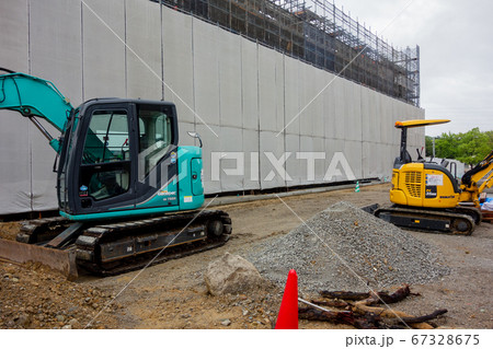道路工事現場のショベルカー 67328675