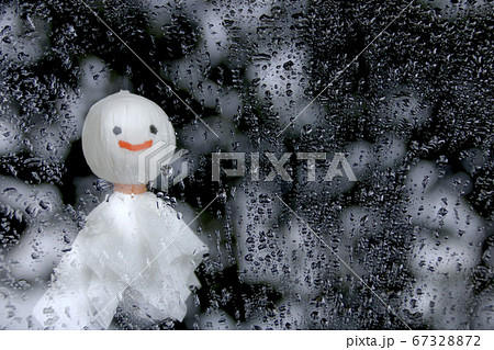 窓枠に吊るされたてるてる坊主、外を眺める　雫あり　自然 67328872