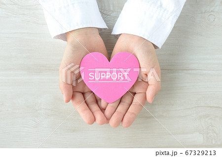 ヘルプ・サポートイメージ―子どもの手にハート ヘルプ・サポートイメージ―子どもの手にハート 67329213