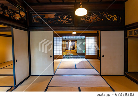 三重県亀山市 関宿旅籠玉屋歴史資料館 一階離れから見た入り口のジオラマ人形のある帳場 三重県亀山市 関宿旅籠玉屋歴史資料館 一階離れから見た入り口のジオラマ人形のある帳場 67329282