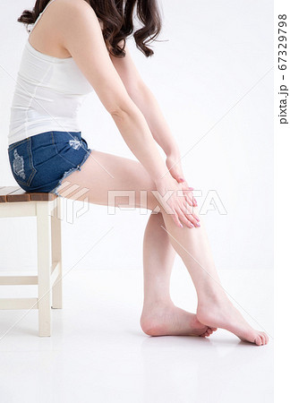 ショートパンツをはいた女性 ショートパンツをはいた女性 67329798