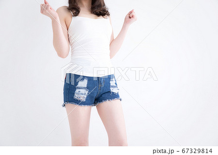 ショートパンツをはいた女性 67329814
