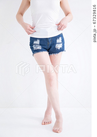 ショートパンツをはいた女性 ショートパンツをはいた女性 67329816