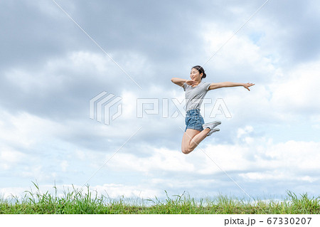 ジャンプしている女性の写真素材