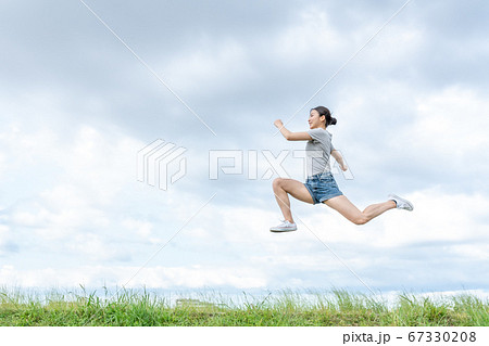 ジャンプしている女性の写真素材