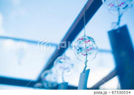 大阪府三島郡島本町の水無瀬神宮の風鈴を撮影したもの 67330554