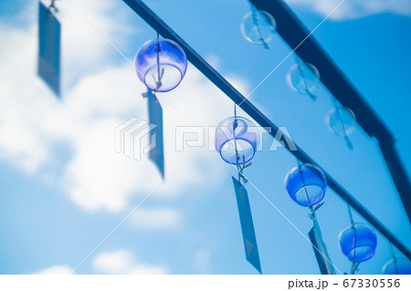 大阪府三島郡島本町の水無瀬神宮の風鈴を撮影したもの 67330556