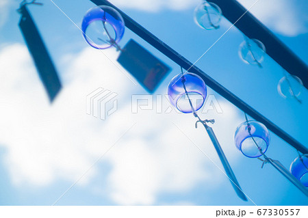 大阪府三島郡島本町の水無瀬神宮の風鈴を撮影したもの 67330557