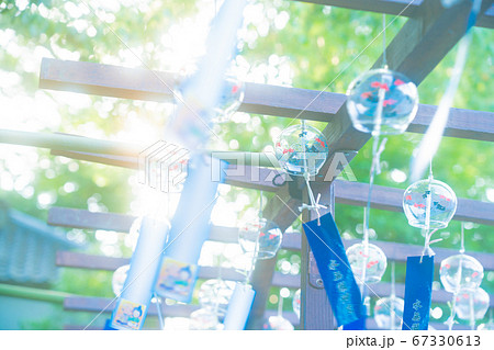 大阪府三島郡島本町の水無瀬神宮の風鈴を撮影したもの 67330613