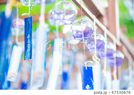 大阪府三島郡島本町の水無瀬神宮の風鈴を撮影したもの 67330676