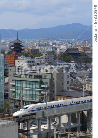 京都・五重塔と、新幹線700系・ラストラン特別装飾 67330849