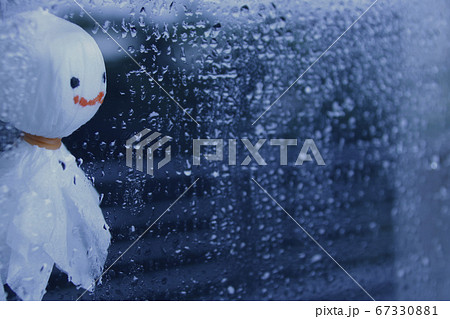 窓から吊るされたてるてる坊主、外を眺める 横 窓から吊るされたてるてる坊主、外を眺める 横 67330881