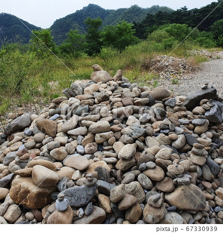 山 岩 石 67330939