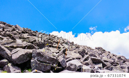 初夏の蓼科山登山:山頂直下の風景 初夏の蓼科山登山:山頂直下の風景 67331074