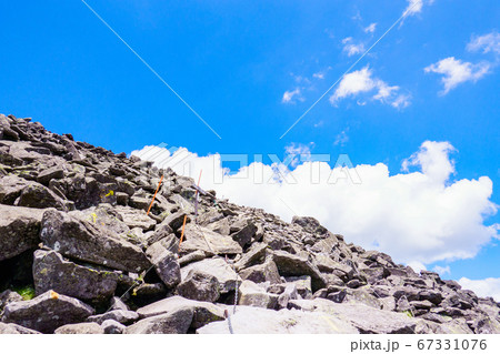 初夏の蓼科山登山：山頂直下の風景 67331076