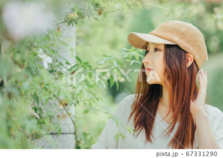 キャップをかぶった女性 キャップをかぶった女性 67331290