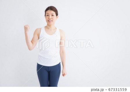 スポーツウェアを着た女性 67331559
