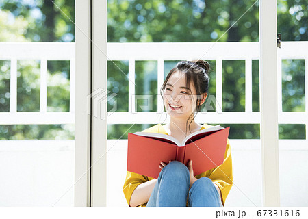 本を読む若い女性 本を読む若い女性 67331616