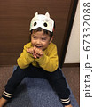 鬼のお面をつけて笑顔で節分を楽しむ男の子 67332088