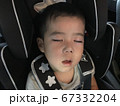 疲れてチャイルドシートで口を開けて眠る男の子 67332204