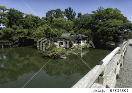 京都御苑内の旧九條家庭園、九条池の中の島にある厳島神社と池に架かる高倉橋が見える初夏の風景 京都御苑内の旧九條家庭園、九条池の中の島にある厳島神社と池に架かる高倉橋が見える初夏の風景 67332301