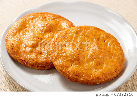 皿におかれたせんべい2枚。 67332316