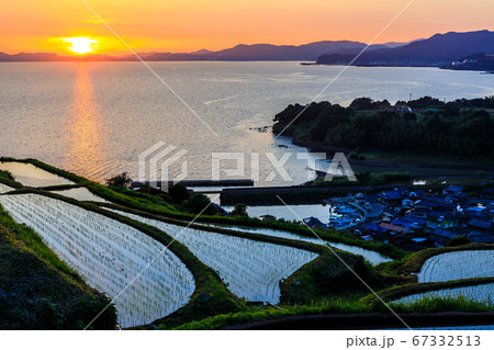 江ノ串の棚田(水張風景)の夕陽 【長崎県東彼杵郡】 江ノ串の棚田(水張風景)の夕陽 【長崎県東彼杵郡】 67332513