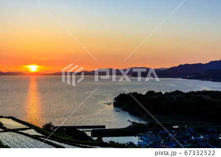 江ノ串の棚田(水張風景)の夕陽 【長崎県東彼杵郡】 江ノ串の棚田(水張風景)の夕陽 【長崎県東彼杵郡】 67332522