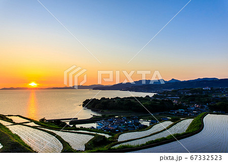 江ノ串の棚田(水張風景)の夕陽 【長崎県東彼杵郡】 江ノ串の棚田(水張風景)の夕陽 【長崎県東彼杵郡】 67332523