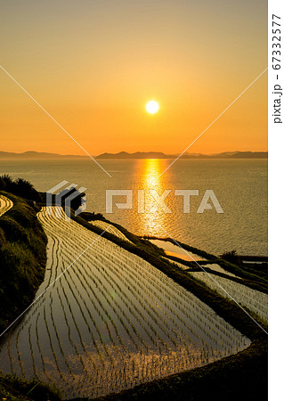 江ノ串の棚田(水張風景)の夕陽 【長崎県東彼杵郡】 江ノ串の棚田(水張風景)の夕陽 【長崎県東彼杵郡】 67332577