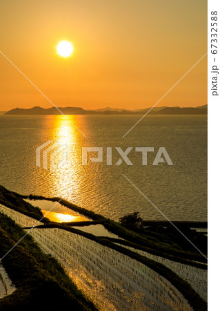 江ノ串の棚田（水張風景）の夕陽　【長崎県東彼杵郡】 67332588