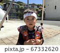桃太郎のコスプレでカメラ目線の男の子 67332620