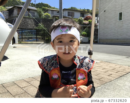 桃太郎のコスプレでカメラ目線の男の子 桃太郎のコスプレでカメラ目線の男の子 67332620