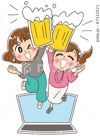 オンライン飲み会をで乾杯する若い女性 オンライン飲み会をで乾杯する若い女性 67332621