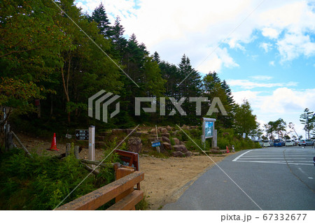 山梨の大弛峠にある国師ヶ岳への登山道を南側に見る 67332677