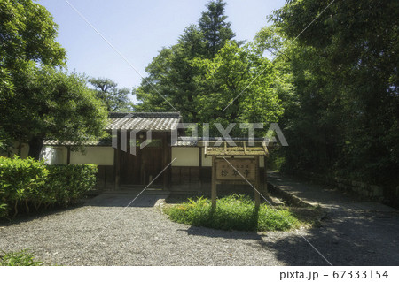 京都御苑内の九條邸跡庭園・拾翠亭の正面口の風景です 京都御苑内の九條邸跡庭園・拾翠亭の正面口の風景です 67333154